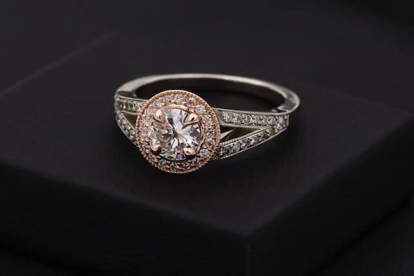 Comment choisir la bague de fiançailles parfaite ? 